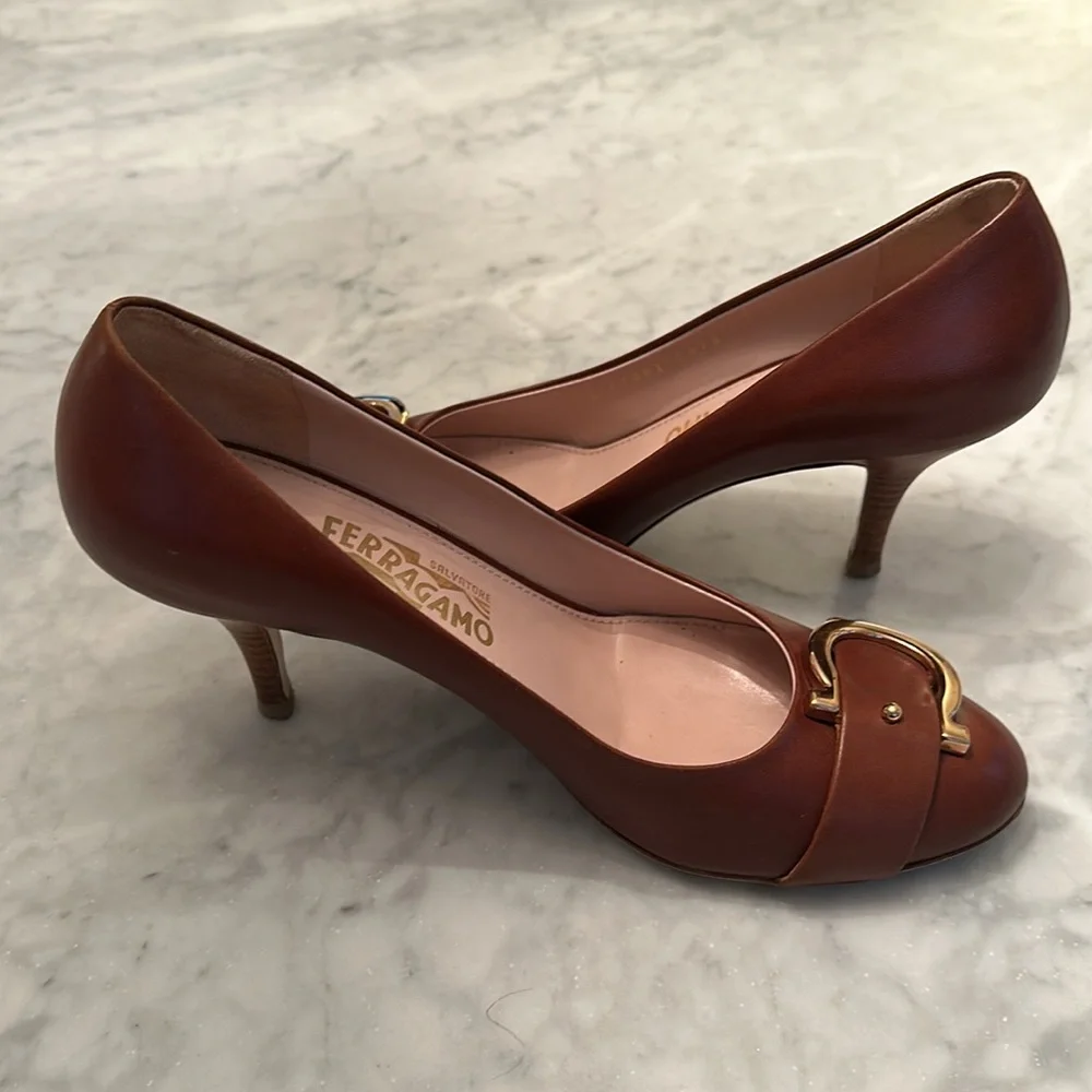 Salvatore Ferragamo Gancini Pumps Heel Cordovan Brown Sz 8 EUC - Picture 4 of 8